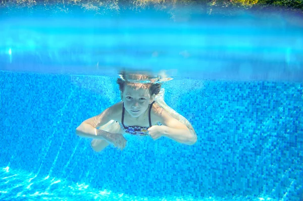 Glückliches Kind schwimmt im Pool unter Wasser, aktives Kinderschwimmen, Spielen und Spaß haben, Kinder Wassersport — Stockfoto