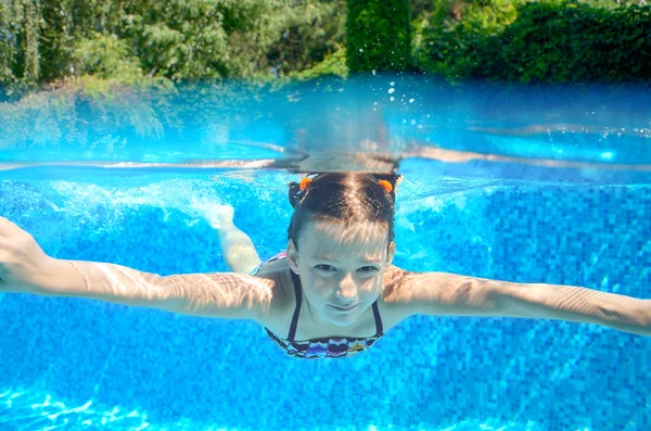 Criança feliz nada na piscina subaquática, criança ativa nadando, brincando e se divertindo, crianças esporte aquático — Fotografia de Stock