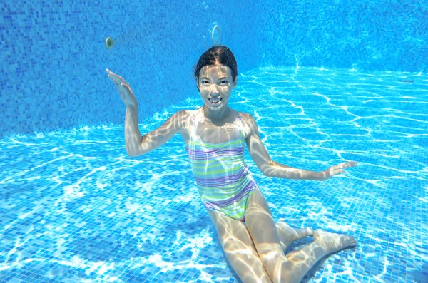 Enfant heureux nage dans la piscine sous-marine, enfant actif nageant, jouant et s'amusant, enfants sports nautiques — Photo