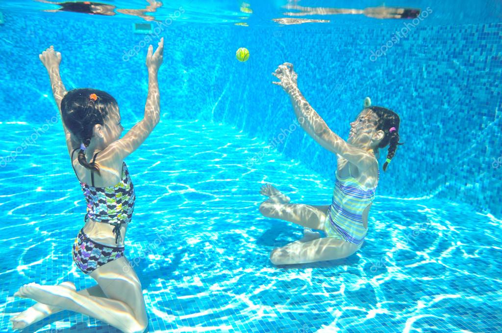 幸せな子供がプールで泳ぐ水中 女の子の水泳 遊んで 楽しんで 子供のウォーター スポーツ ストック写真 C Jaysi