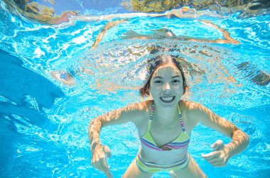 Çocuk havuzunda sualtı, mutlu etkin kız suda, çocuk spor aile tatil eğlenir yüzüyor