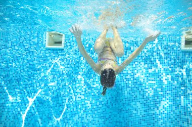 Çocuk havuzunda sualtı, mutlu etkin kız suda, çocuk spor aile tatil eğlenir yüzüyor