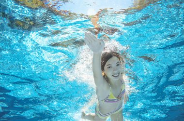 Çocuk havuzunda sualtı, mutlu etkin kız suda, çocuk spor aile tatil eğlenir yüzüyor