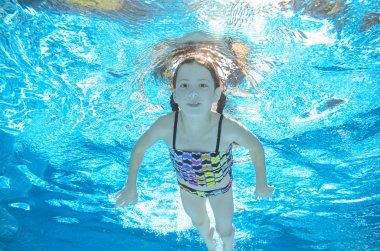 Çocuk havuzunda sualtı, mutlu etkin kız suda, çocuk spor aile tatil eğlenir yüzüyor