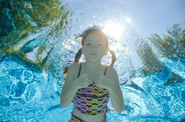 Çocuk havuzunda sualtı, mutlu etkin kız suda, çocuk spor aile tatil eğlenir yüzüyor