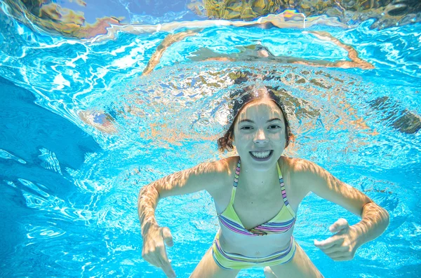 Enfant nage dans la piscine sous l'eau, fille active heureuse s'amuse dans l'eau, sport enfant en vacances en famille — Photo