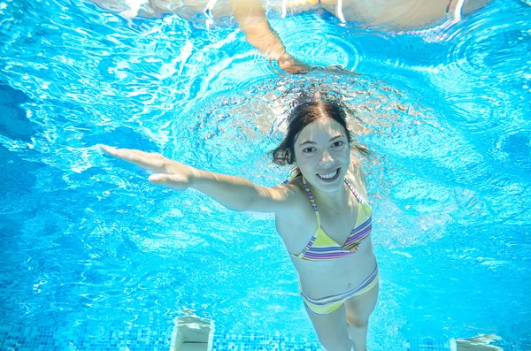 Çocuk havuzunda sualtı, mutlu etkin kız suda, çocuk spor aile tatil eğlenir yüzüyor