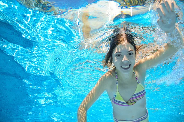 Kind schwimmt im Pool unter Wasser, fröhliches aktives Mädchen hat Spaß im Wasser, Kindersport im Familienurlaub — Stockfoto