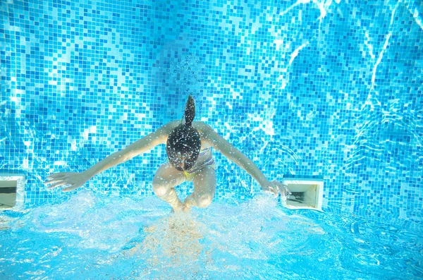 Kind zwemt in het zwembad onderwater, gelukkig actieve meisje heeft plezier in water, jongen sport op familie vakantie — Stockfoto