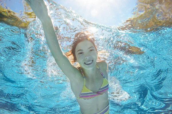 Çocuk havuzunda sualtı, mutlu etkin kız suda, çocuk spor aile tatil eğlenir yüzüyor