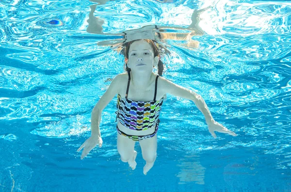 Çocuk havuzunda sualtı, mutlu etkin kız suda, çocuk spor aile tatil eğlenir yüzüyor — Stok fotoğraf