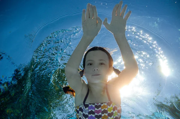 子供が泳ぐプール水中、アクティブな女の子が水、家族での休暇の子供スポーツで楽しい幸せです — ストック写真