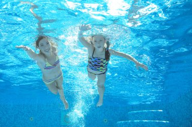 Çocuk havuzunda sualtı, mutlu etkin kızlar suda eğlenmek yüzmek