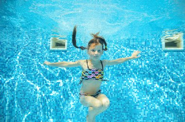 Kız atlar ve havuzunda sualtı, mutlu etkin alt su, çocuk spor aile tatil eğlenir yüzüyor