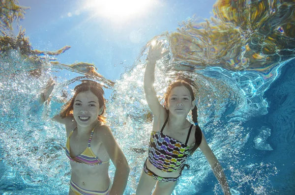 Çocuk havuzunda sualtı, mutlu etkin kızlar su, çocuklar spor aile tatilde eğlenmek yüzmek