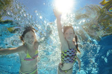 Havuz veya deniz sualtı, mutlu etkin kızlar su, çocuklar spor aile tatile eğlenin çocuklar yüzmek