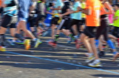 Bulanık arka plan: maraton yarışı, koşucular road, spor, fitness ve sağlıklı yaşam konsepti üzerinde çalışan
