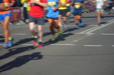Bulanık arka plan: maraton yarışı, koşucular road, spor, fitness ve sağlıklı yaşam konsepti üzerinde çalışan