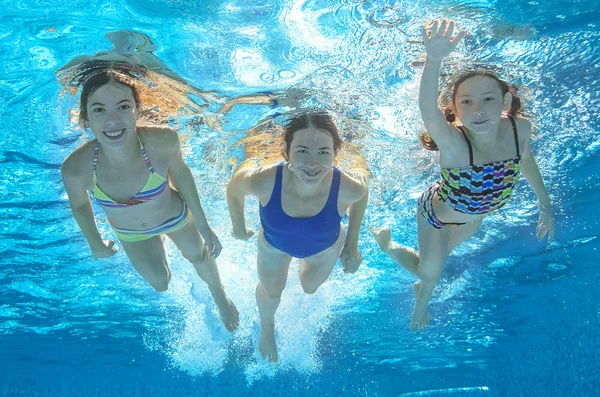 Nager en famille dans la piscine ou la mer sous l'eau, mère active heureuse et les enfants s'amusent dans l'eau, les enfants font du sport en vacances en famille — Photo