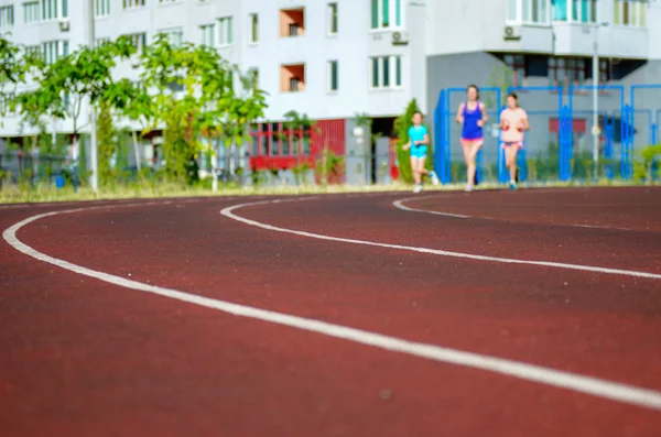 Rodinný sport, happy aktivní matka a děti běhat na trati, běh a cvičit na stadionu v moderním městě — Stock fotografie