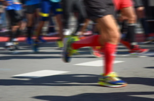 Fundo desfocado: maratona corrida, corredores na estrada, esporte, fitness e conceito de estilo de vida saudável — Fotografia de Stock