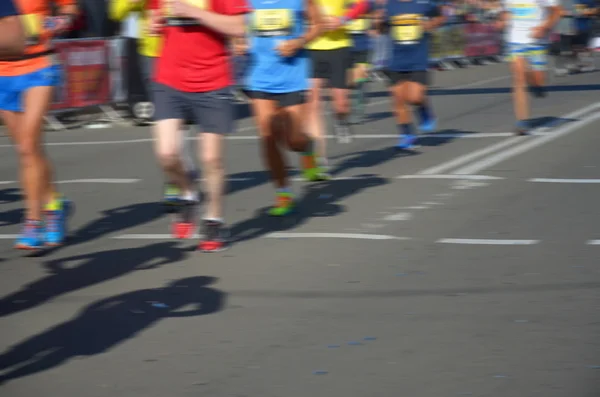 Fundo desfocado: maratona corrida, corredores na estrada, esporte, fitness e conceito de estilo de vida saudável — Fotografia de Stock