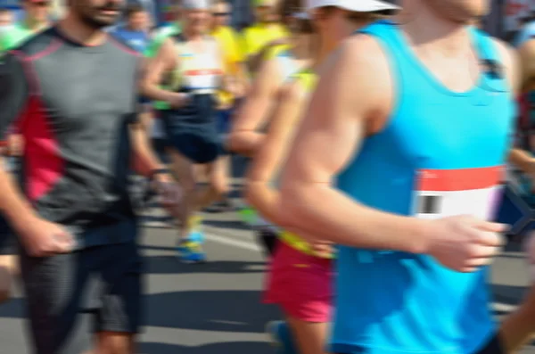Suddig bakgrund: maraton igång ras, löpare på vägen, sport, fitness och hälsosam livsstilskoncept — Stockfoto