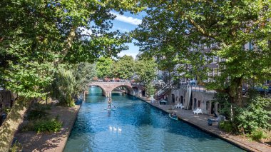 Utrecht kasabası insansız hava aracı manzarası, kanallar ve evler, yaz günü suda dinlenen insanlar, tipik Hollanda yaşam tarzı, Hollanda, Hollanda
