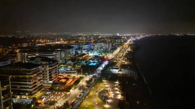 Antalya 'da gece manzarası ve Konyaalti plajı, Antalya tatil beldesi hava aracı görüntüsü