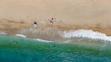 Güneşlenen, yüzen, rahatlatan, tatil konsepti, Antalya Konyaalti plajı, Türkiye