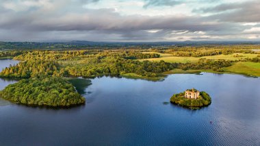 Lough Key Gölü 'ndeki McDermotts Kalesi' nin hava aracı görüntüsü, Leitrim, İrlanda