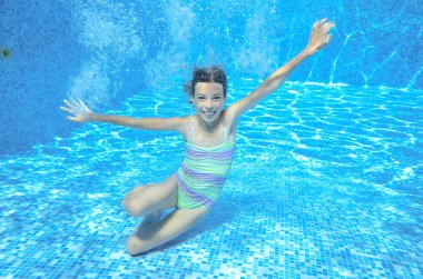 Çocuk havuzunda sualtı, mutlu etkin kız suda, çocuk spor aile tatil eğlenir yüzüyor