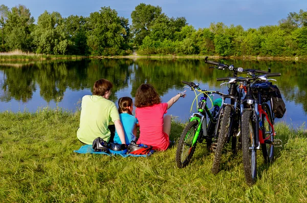 Giro in bicicletta per famiglie all'aperto, genitori attivi e bambini in bicicletta e relax vicino al bellissimo fiume — Foto Stock