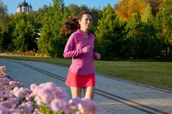 Frauenlauf im Herbstpark, schöne Läuferin beim Joggen im Freien, Training für Marathon, Bewegungs- und Fitnesskonzept — Stockfoto