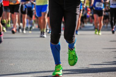 Maraton koşu yarışı, ayaklar yolda, spor, fitness ve sağlıklı yaşam tarzı konsepti
