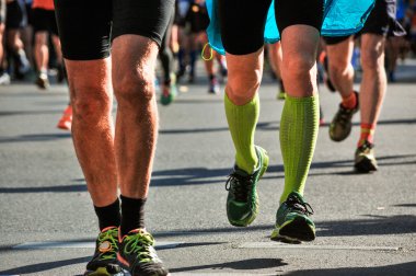 Maraton koşu yarışı, ayaklar yolda, spor, fitness ve sağlıklı yaşam tarzı konsepti