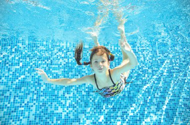 Kız atlar, Dalış ve havuzunda sualtı, mutlu etkin alt su, çocuk spor aile tatil altında eğlenir yüzüyor