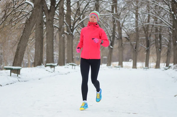 Winter park met: gelukkig vrouw loper joggen in de sneeuw, buiten sport en fitness concept — Stockfoto
