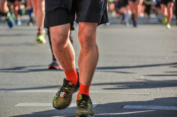 Marathon hardloopwedstrijd, hardlopers voeten op de weg, sport, fitness en gezonde levensstijl concept — Stockfoto