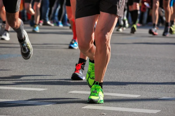 Maratona corrida, corredores pés na estrada, esporte, fitness e conceito de estilo de vida saudável — Fotografia de Stock