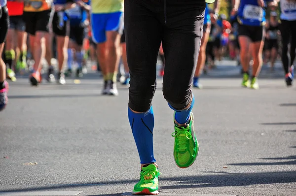 Bieg maratonu, nogi biegaczy na drodze, sport, fitness i koncepcja zdrowego stylu życia — Zdjęcie stockowe