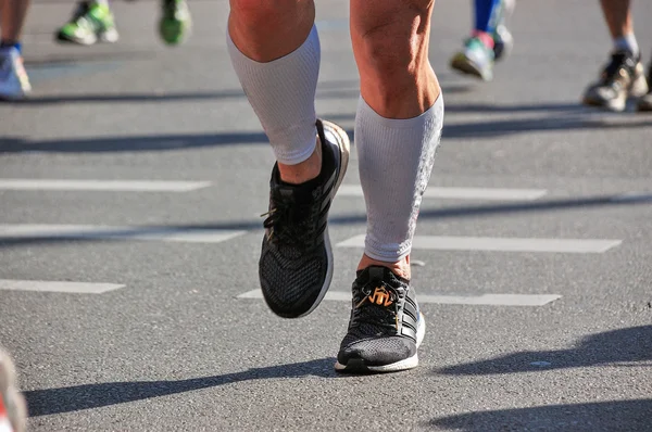 Maratón carrera, corredores pies en la carretera, deporte, fitness y el concepto de estilo de vida saludable — Foto de Stock