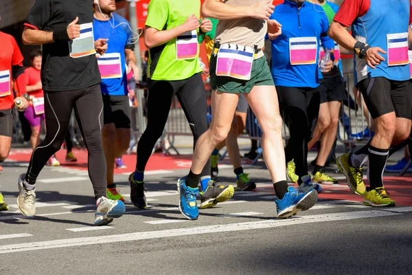 Maraton löpning ras, löpare fötter på väg, sport, fitness och hälsosam livsstil koncept — Stockfoto