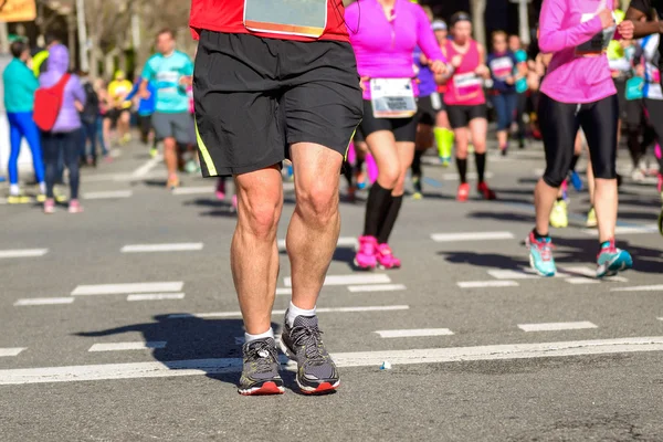 Bieg maratonu, nogi biegaczy na drodze, sport, fitness i koncepcja zdrowego stylu życia — Zdjęcie stockowe