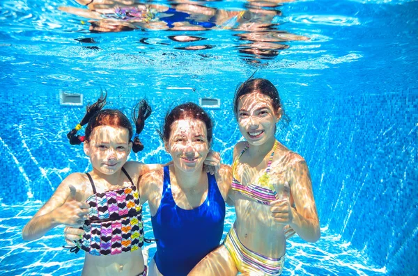 Familienschwimmen im Pool unter Wasser, glückliche aktive Mutter und Kinder haben Spaß unter Wasser, Kindersport im Familienurlaub — Stockfoto