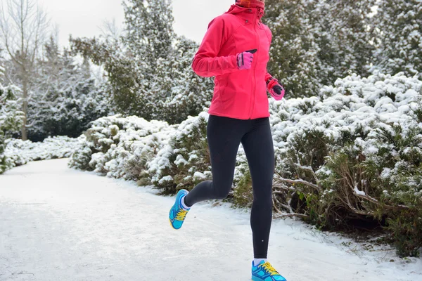 Winter park met: gelukkig vrouw loper joggen in de sneeuw, buiten sport en fitness concept — Stockfoto