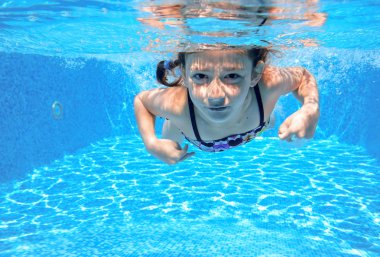Çocuk havuzunda sualtı, mutlu etkin kız su, çocuk spor aile tatil altında eğlenir yüzüyor