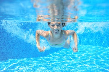 Çocuk havuzunda sualtı, mutlu etkin kız su, çocuk spor aile tatil altında eğlenir yüzüyor