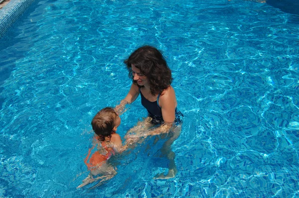 Madre e hija se divierten en la piscina —  Fotos de Stock