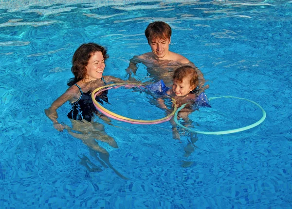 Famiglia con bambino che si diverte in piscina — Foto Stock